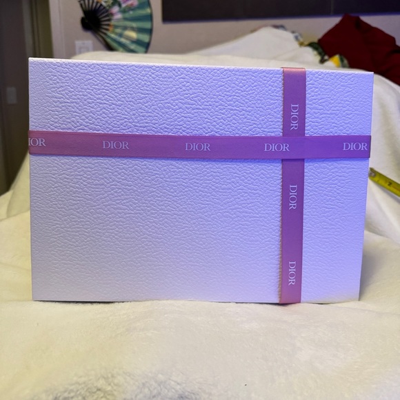 Dior White Gift Box With Pink Ribbon - Valentine’s Day - Picture 5 of 7
